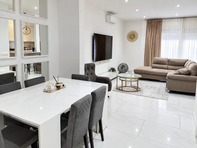 ¡ESPECTACULAR CASA EN EL CENTRO DE VILADECANS! - foto 3