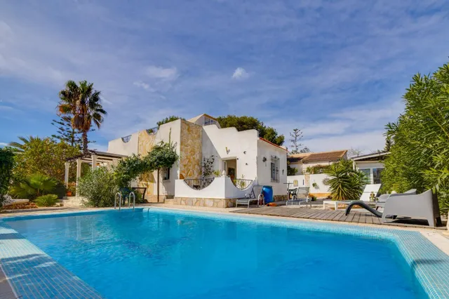 VILLA INDEPENDIENTE EN ORIHUELA COSTA( LA ZENIA) CON PISCINA