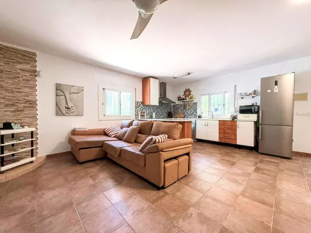 AMPLIA VIVIENDA CON PARCELA RÚSTICA DE 1.983 m2 A SOLO 3 MIN - foto 3