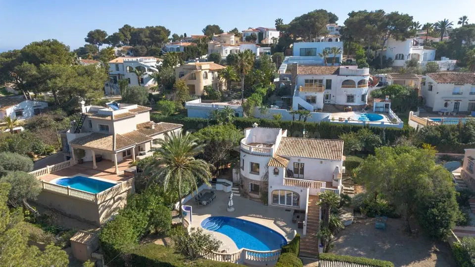 Villa Bosque. Villa de cinco dormitorios en venta en Jávea.