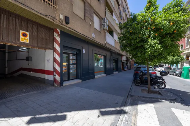 MAGNÍFICA COCHERA JUNTO PLAZA DE GRACIA. — 12