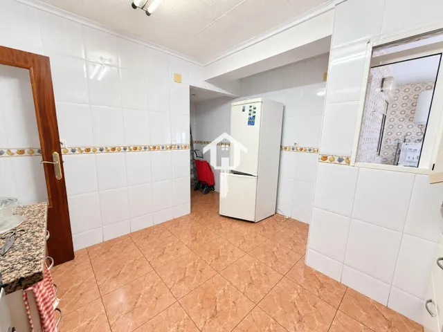 PISO EN VENTA EN ALICANTE. ZONA DE LA FLORIDA. 134m2 CON 4 habitaciones DOBLES, 2 BAÑOS COMPLETOS, TERCERA PLANTA CON ASCNESOR, TERRAZA Y DESPENSA. — 15