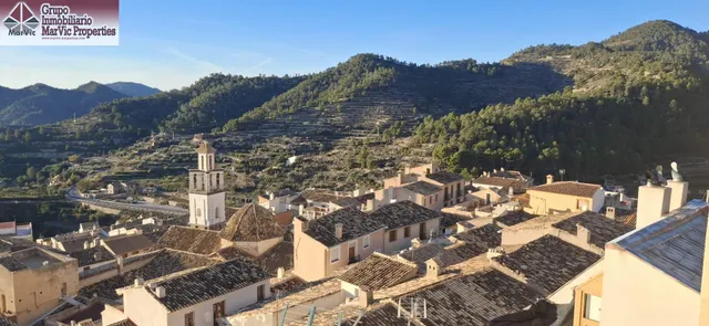 CASA DE DOS PLANTAS EN SELLA CON BUARDILLA — 34