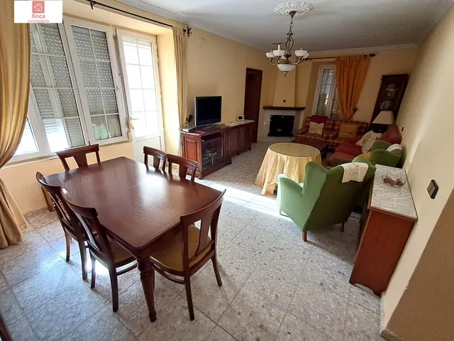 Se vende vivienda doble en Montijo, zona centro, plaza santa clara, a tres calles, con garaje y piscina — 7