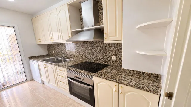 Impresionante Apartamento Reformado en Cunit con Vistas al Mar — 10