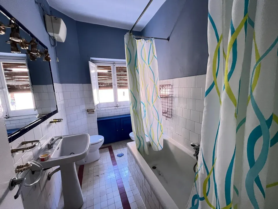 Estupendo piso de 4 habitaciones a reformar en el centro