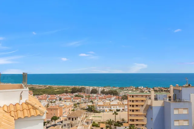 ¡Vistas al Mar y Comodidad en Torreblanca! Ático Dúplex de 3