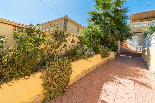Chalet pareado con piscina, amplia parcela y alta eficiencia energética en Los Balcones en Torrevieja. — 44