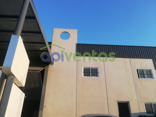 Nave industrial con camara frigorifica