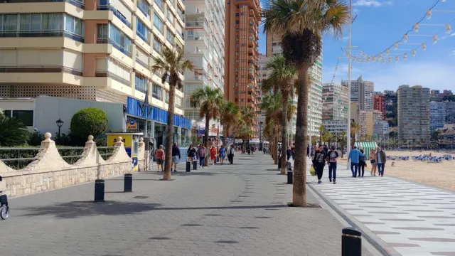 Amplio piso con vistas al mar y 4 dormitorios en 1 Línea playa Levante. — 4