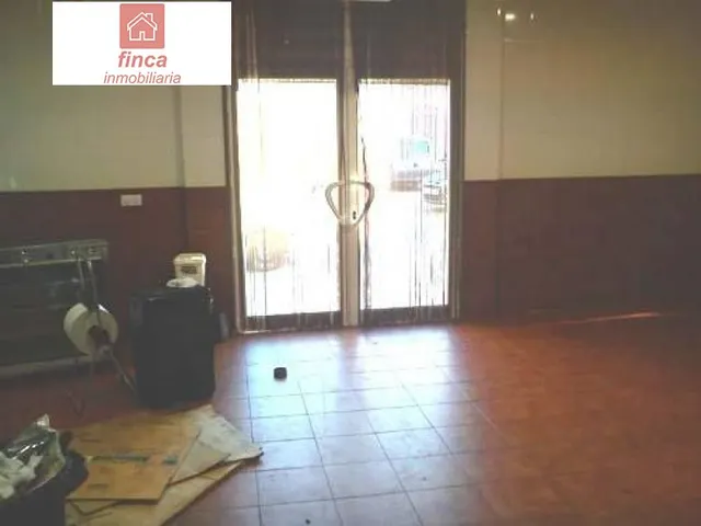 PUEBLA DE LA CALZADA, LOCAL EN EL CENTRO, AMPLIO, CON PATIO  - foto 3