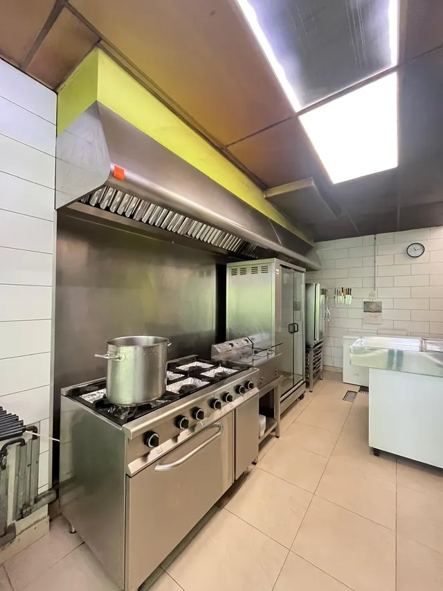 Traspaso de local Restaurante en calle Peatonal — 17