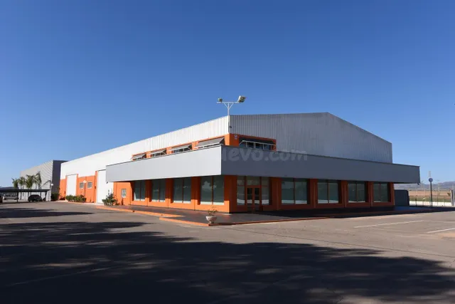 Nave industrial con 2.100 m2 construidos y parcela vallada d - foto 3