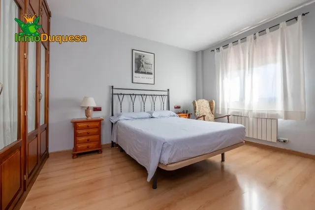 CHALET dividido en dos viviendas con piscina y zona ajardinadas. — 35