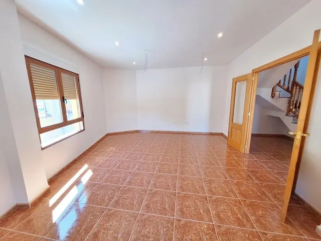 Adosado de esquina nunca habitado en Pinoso | 4 dormitorios, 2 baños y garaje — 6