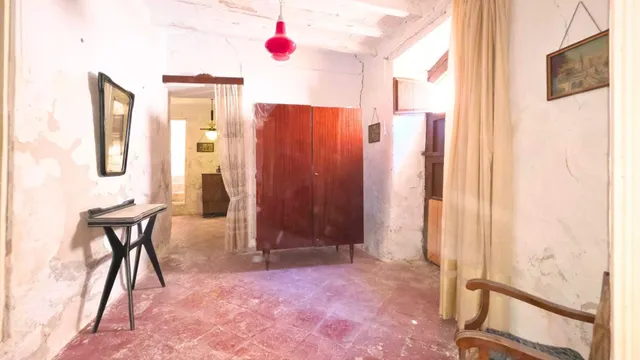 ¿Buscas espacio sin límites? 400 m2 de puro potencial en el corazón de Uleila. — 24