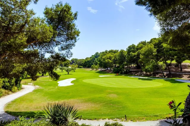 Casa adosada moderna y espaciosa (aprox. 116 m2) con 3 dorm, 3 baños, varias terrazas, y gran piscina comunitaria. Cerca de campos de golf, La Zenia Boulevard, y a poco más de 5 km de las playas. — 47