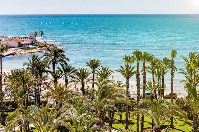 Apartamento de dos dormitorios, en primera línea, con fantásticas vistas al mar — 35