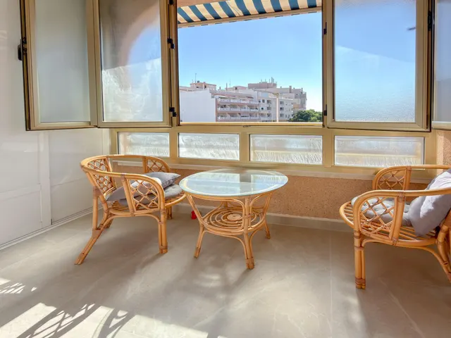 OPORTUNIDAD! Fantástico apartamento reformado con confortable terraza y vistas despejadas (210 Mts playa) — 27