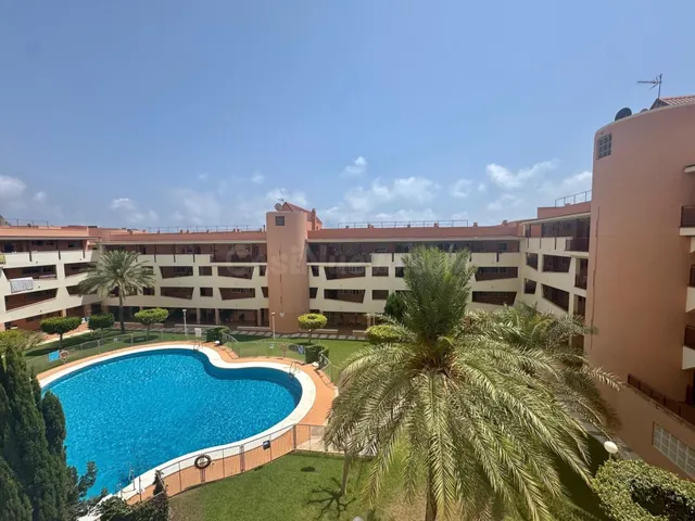 Piso reformado de 3 dormitorios con piscina en Aguadulce Norte — 4