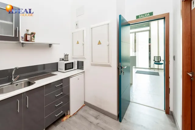 LOCAL COMERCIAL JUNTO AL CAMPUS DE LA SALUD — 17