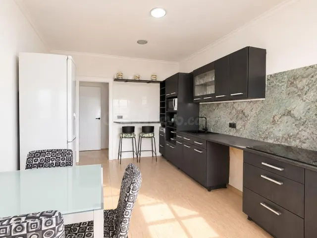 PISO EN VENTA DE 4 DORMITORIOS, 3 BAÑOS, BALCÓN Y PATIO - foto 5