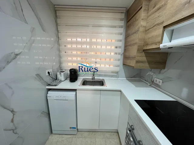 Piso reformado en primera línea del mar con terraza y piscina comunitaria — 7