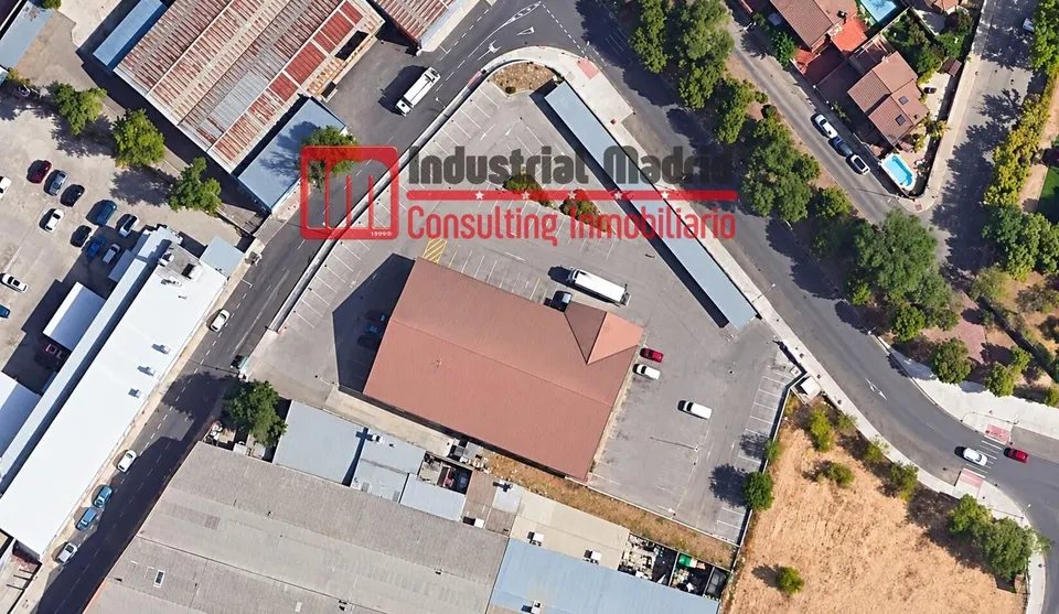 INMUEBLE COMERCIAL DE 1.000 M2 CON PARCELA DE MÁS DE 5.000 M2