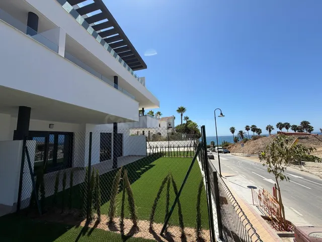 Bajo SUROESTE con altura de primera con terraza y jardín con vista al Mar — 3