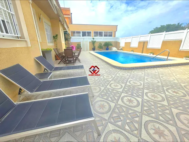 Villa en esquina con piscina privada, garaje a 800 m de la p - foto 4