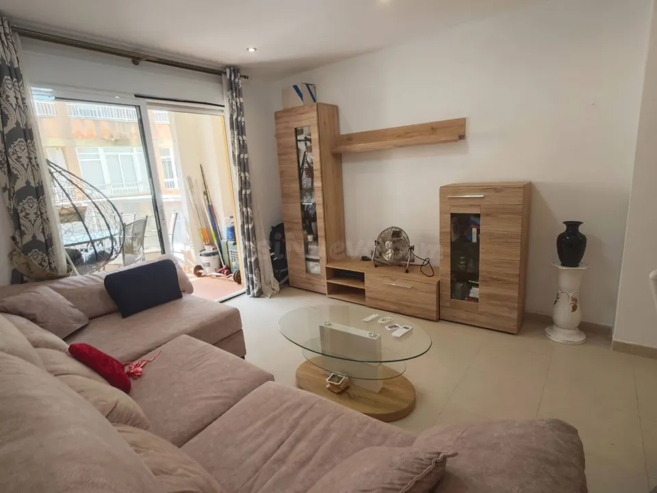 Piso de 2 dormitorios con terraza y ascensor en Torrevieja