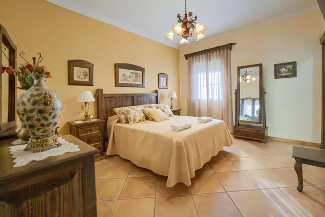 Espectacular chalet con piscina de diseño, jardín de 2.000 m2 y 4 dormitorios con baño propio — 18