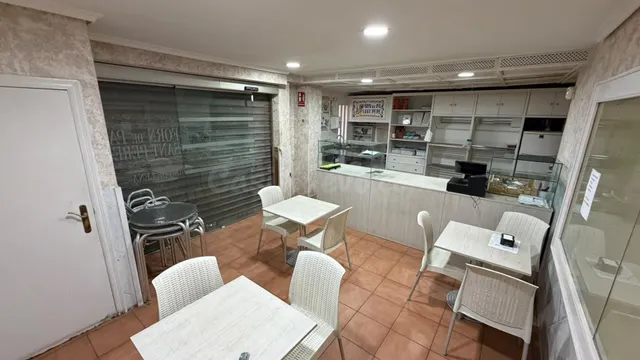 Amplio Local Comercial en Puerto de Castellón por €250,000 - foto 3