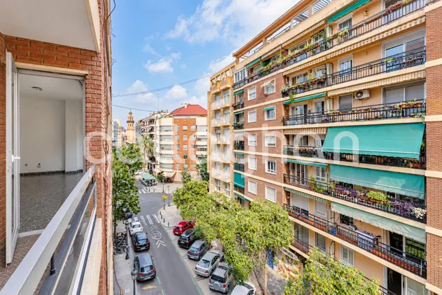 Piso con gran potencial de reforma en ruzafa – 4 habitaciones y 2 balcones — 37