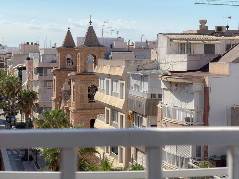 Maravilloso ático con increíble diseño, completamente exterior + terrazas con vistas panorámicas (280 mts del mar)