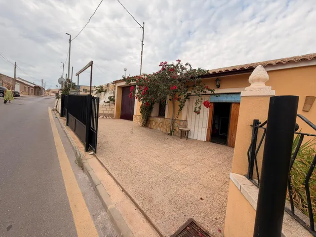 Acogedora casa de planta baja con jardín mediterráneo, patio soleado y gran garaje privado en Las Palas — 9