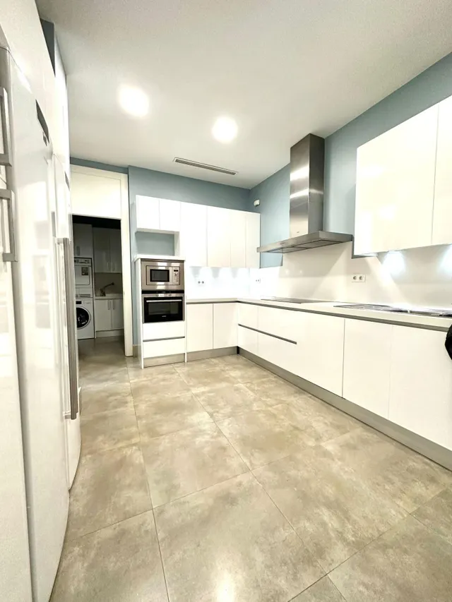 IMPRESIONANTE VIVIENDA EN CLAUDIO CUELLO ESQUINA JORJE JUAN — 25