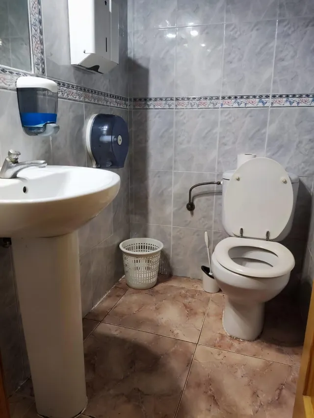 Listo para abrir: licencia de restaurante activa, cocina industrial y salida de humos. — 20