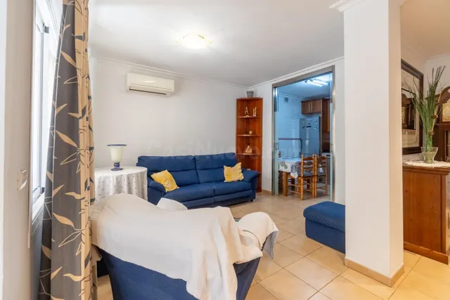 Casa de tres plantas con terraza y garaje privado - foto 3