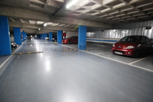 Plaza grande para coche grande o coche mediano y moto - foto 4
