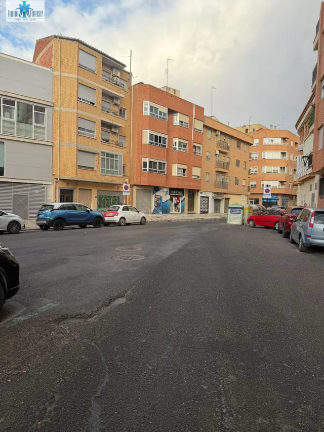 SE VENDE PLAZA DE GARAJE  SEMICENTRO / ZONA CARRETAS — 2