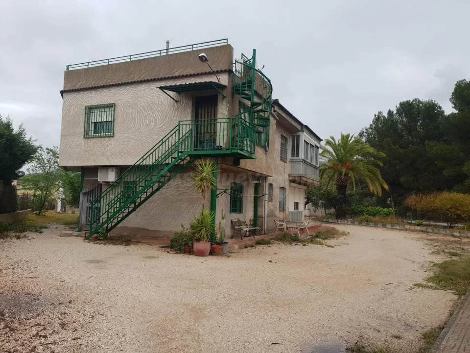 EXCELENTE CHALET A 2 MINUTOS DE PETRER