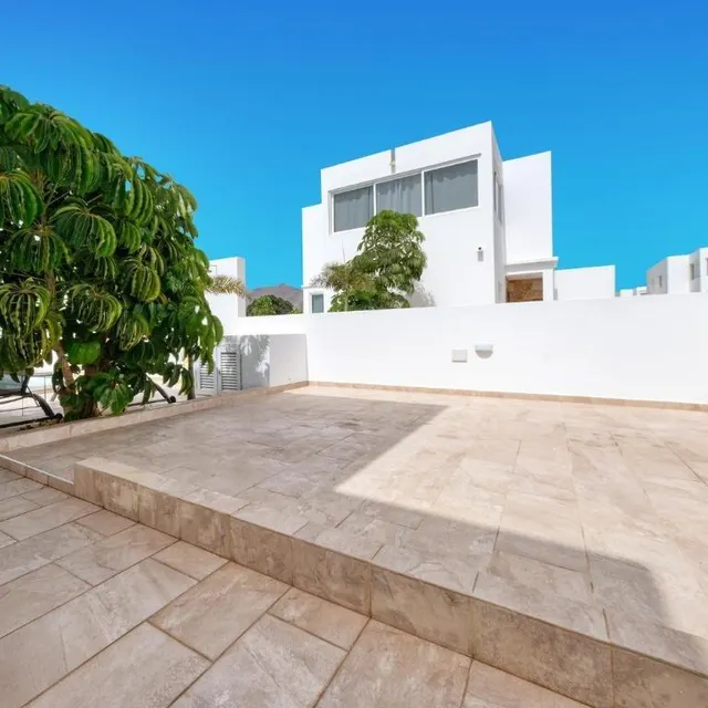 Villa con piscina privada y gran potencial en Playa Blanca — 30