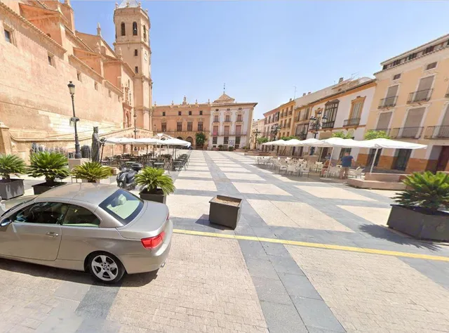 LOCALES COMERCIALES Y VIVIENDA CON TERRAZA EN PLAZA DE ESPAÑ - foto 2