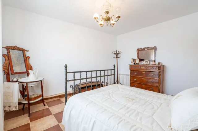 SE VENDE CASA EN LA ZONA DE CALZADA DE CALATRAVA — 28