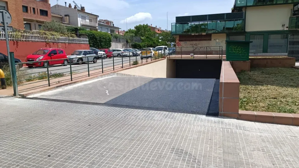 PLAZA DE PARQUING PARA COCHE MEDIANO /PEQUEÑO