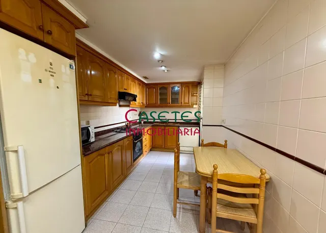 AMPLIA VIVIENDA CON PLAZA GARAJE DOBLE-CERRADA. — 8