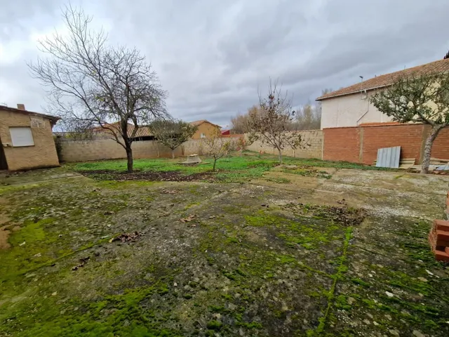 SE VENDE CASA EN MORILA DE LOS OTEROS, PARCELA CON 553 M2, PARA ENTRAR A VIVIR. — 15