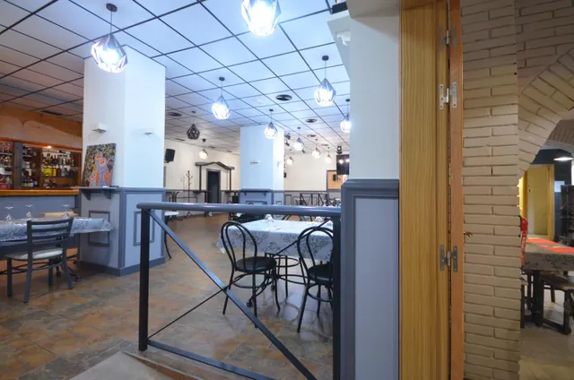 Negocio de restaurante-bar en funcionamiento en local esquinero de 402 m2 — 37