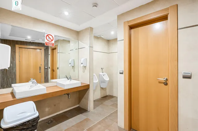 Amplia y luminosa oficina en el emblemático y exclusivo edificio forum — 21